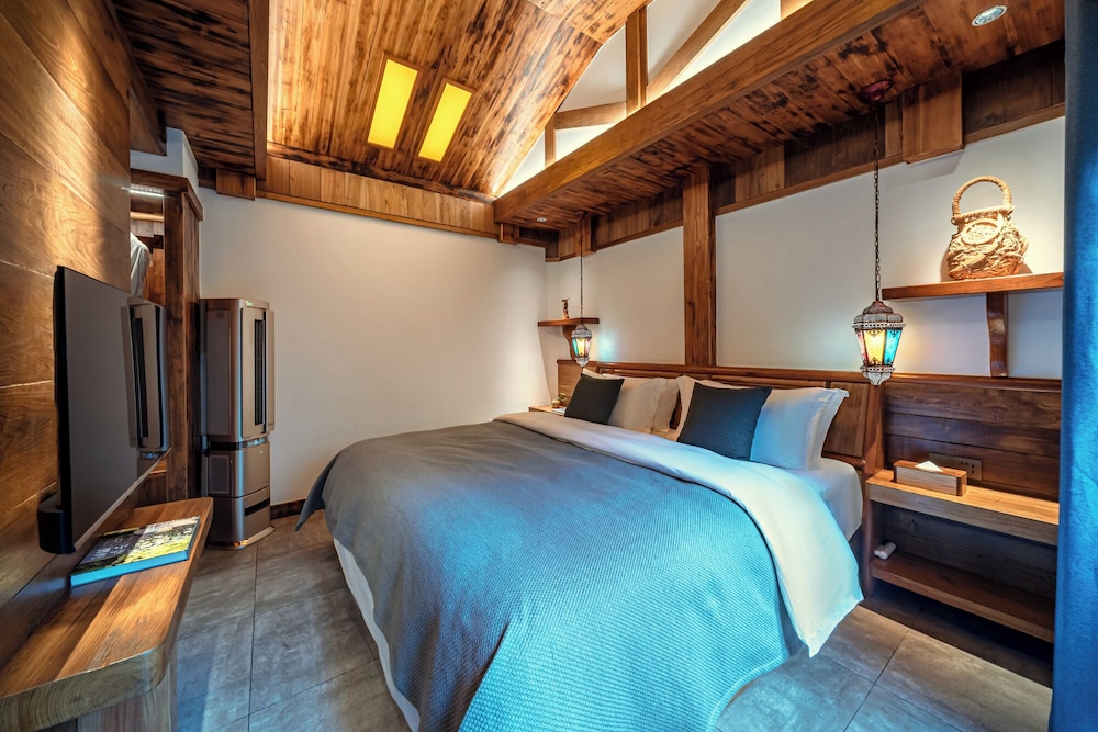 Basic Suite, 2 Bedrooms, Courtyard View photo 3