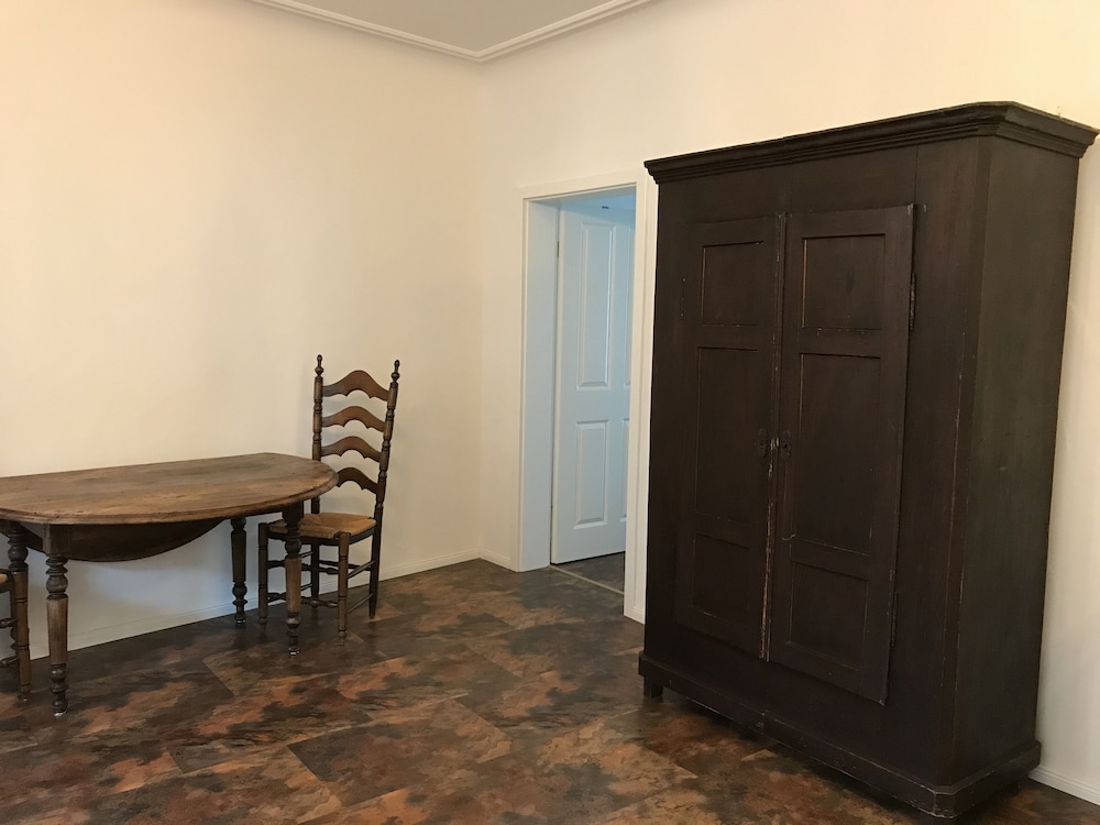 Luxury Apartment, 1 King Bed, Non Smoking, Kitchenette (Vivaldi with Patio) photo 2