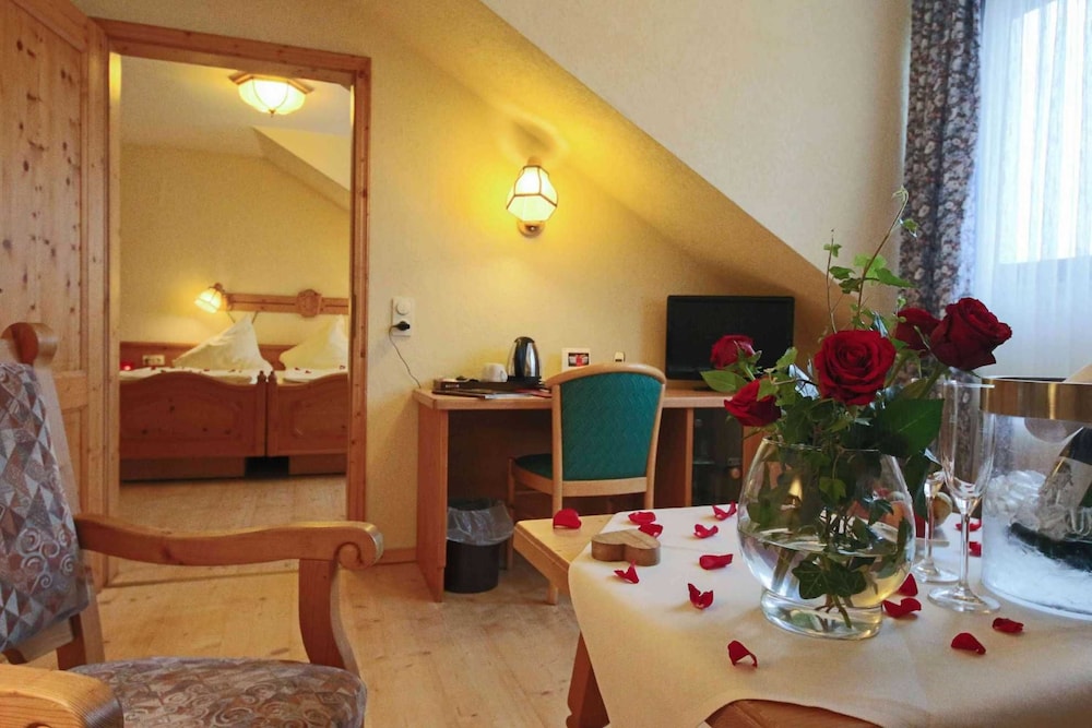 Honeymoon Suite, Hot Tub photo 3