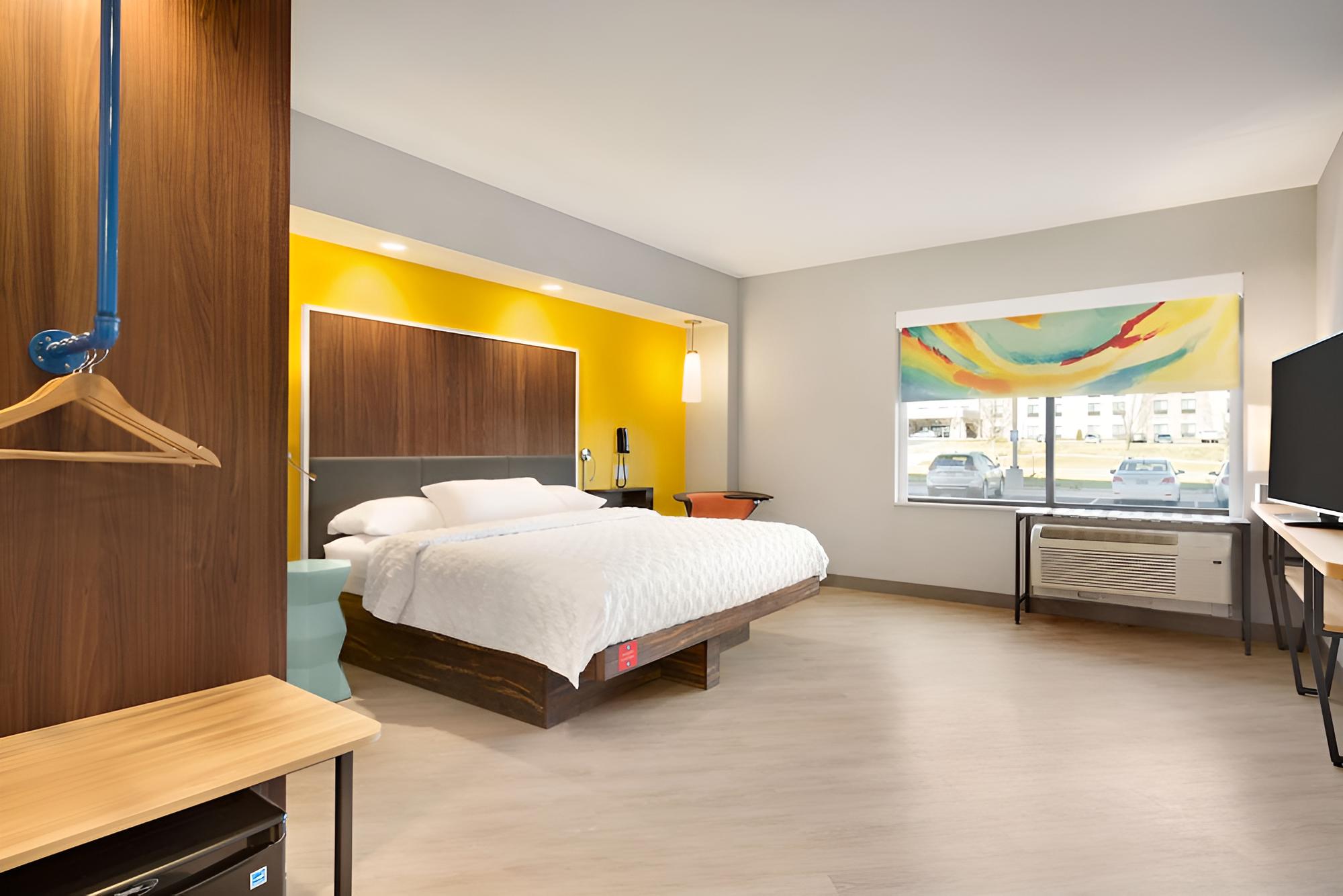 Room, 1 King Bed, Accessible, Non Smoking (Mobility & Hearing, Roll-in Shower) photo 3