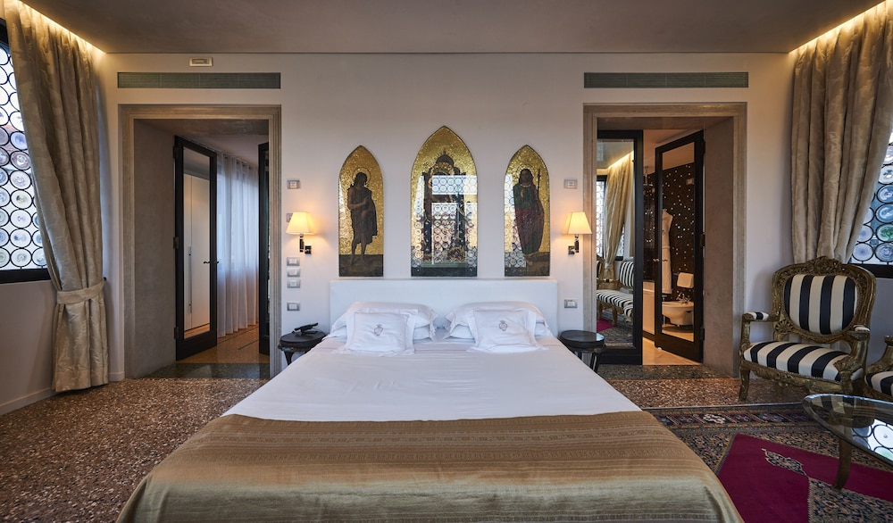Panoramic Suite, 1 King Bed, Hot Tub, Canal View photo 3