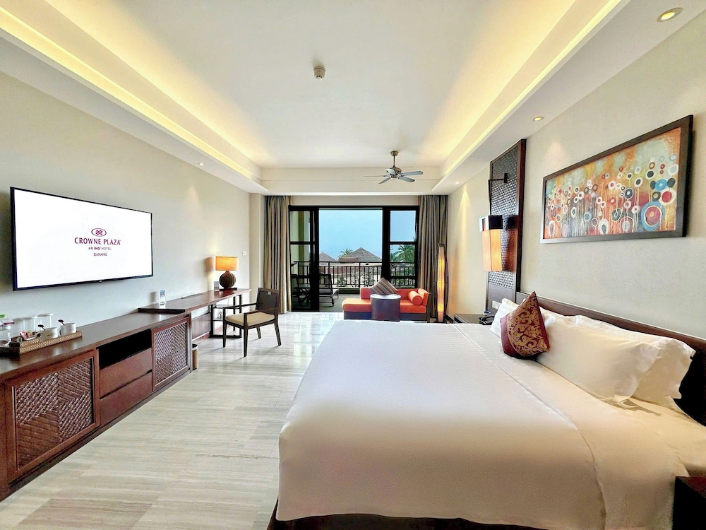 Standard Room, 1 King Bed, Garden View photo 3