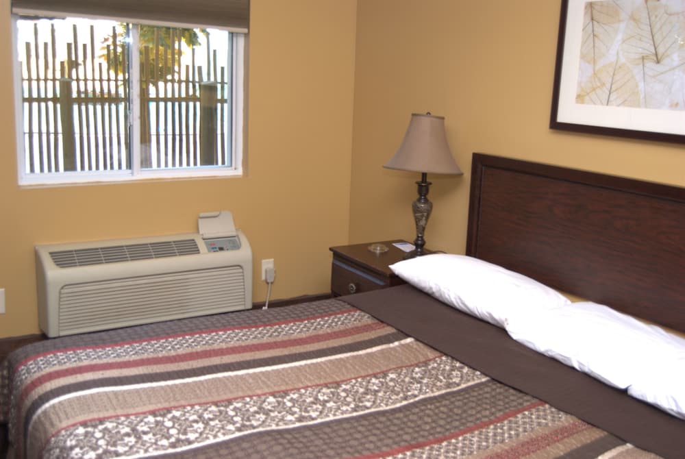 Classic Room, 1 King Bed (Exterior) photo 2