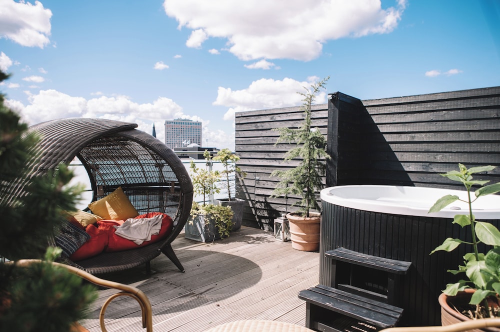 Panoramic Penthouse, 1 Queen Bed, Hot Tub, City View photo 2