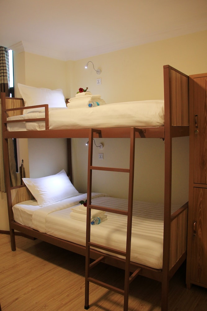 4 Beds Mixed Drom Room photo 2