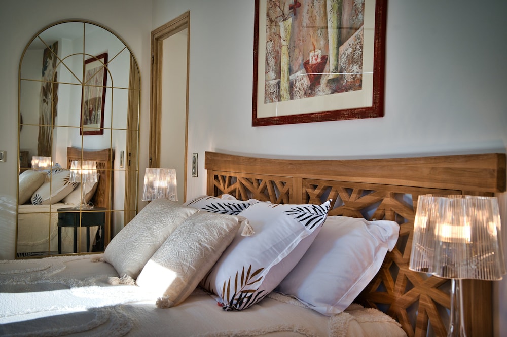 Luxury Double Room, 1 Queen Bed, Private Bathroom, Pool View photo 1