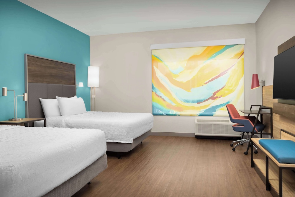 Room, 2 Queen Beds, Bathtub - Photo 1