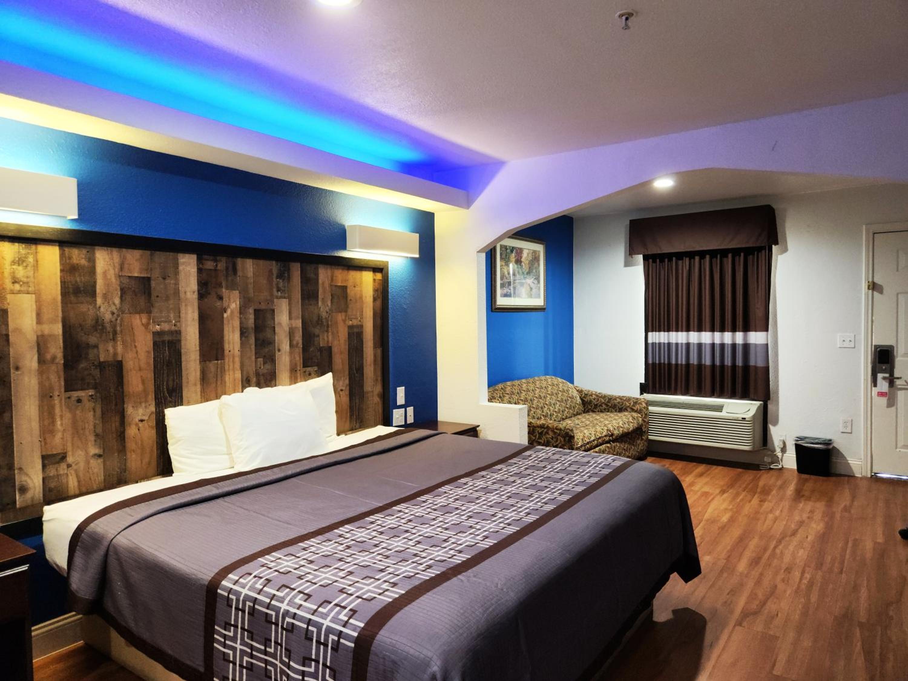 Deluxe King Room - Photo 7