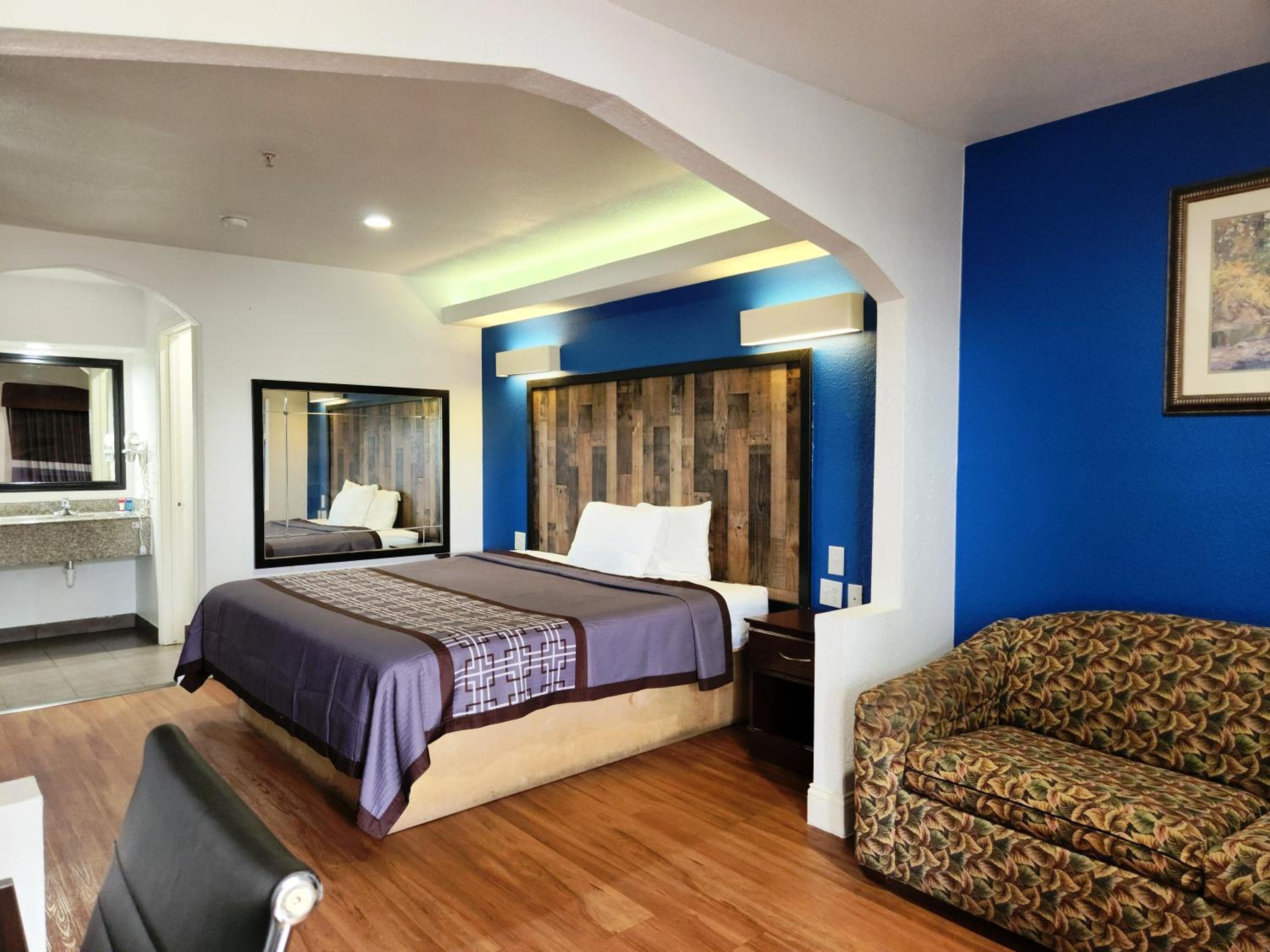 Deluxe King Room - Photo 8