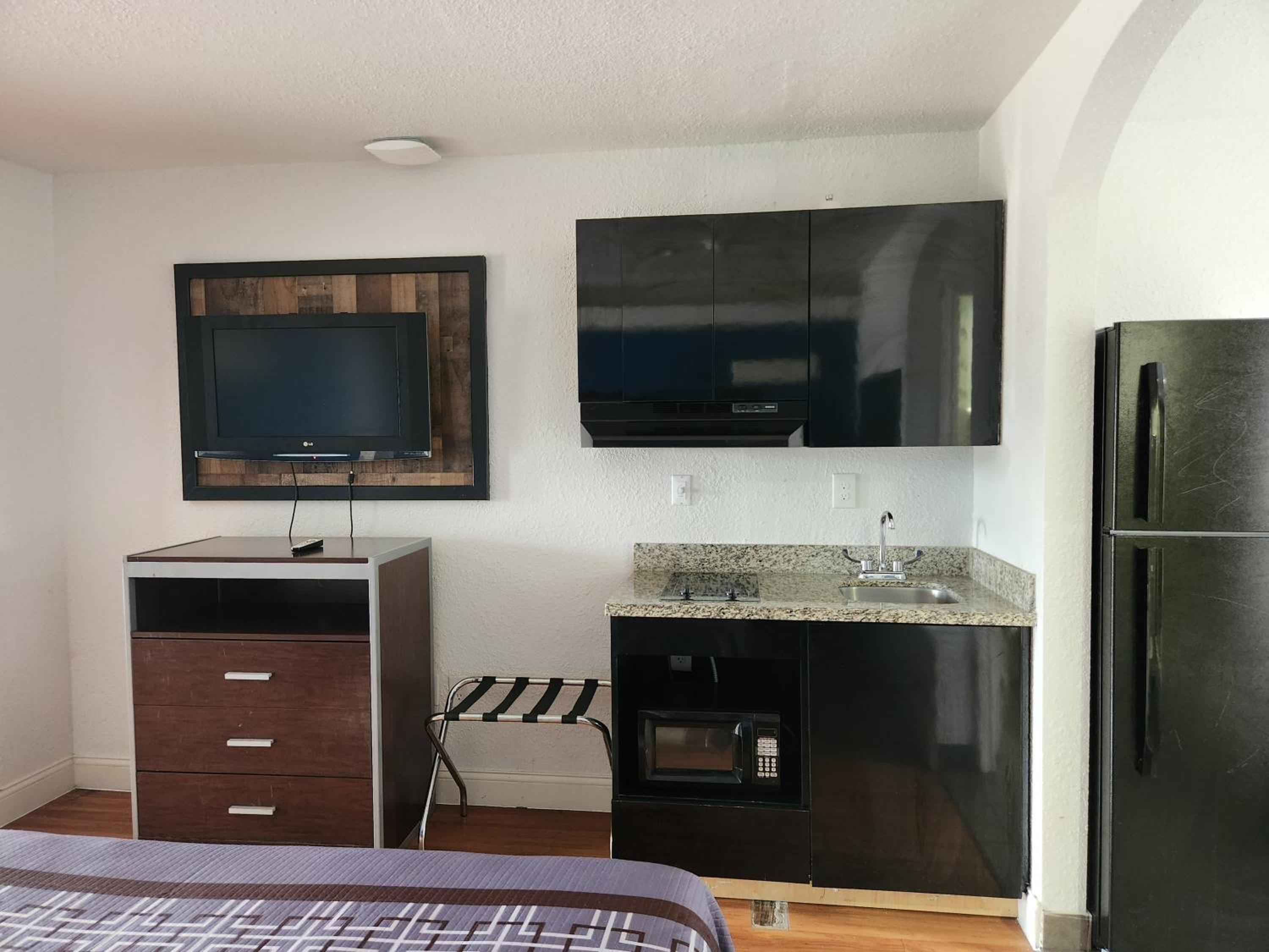 Deluxe Queen Room - Photo 8