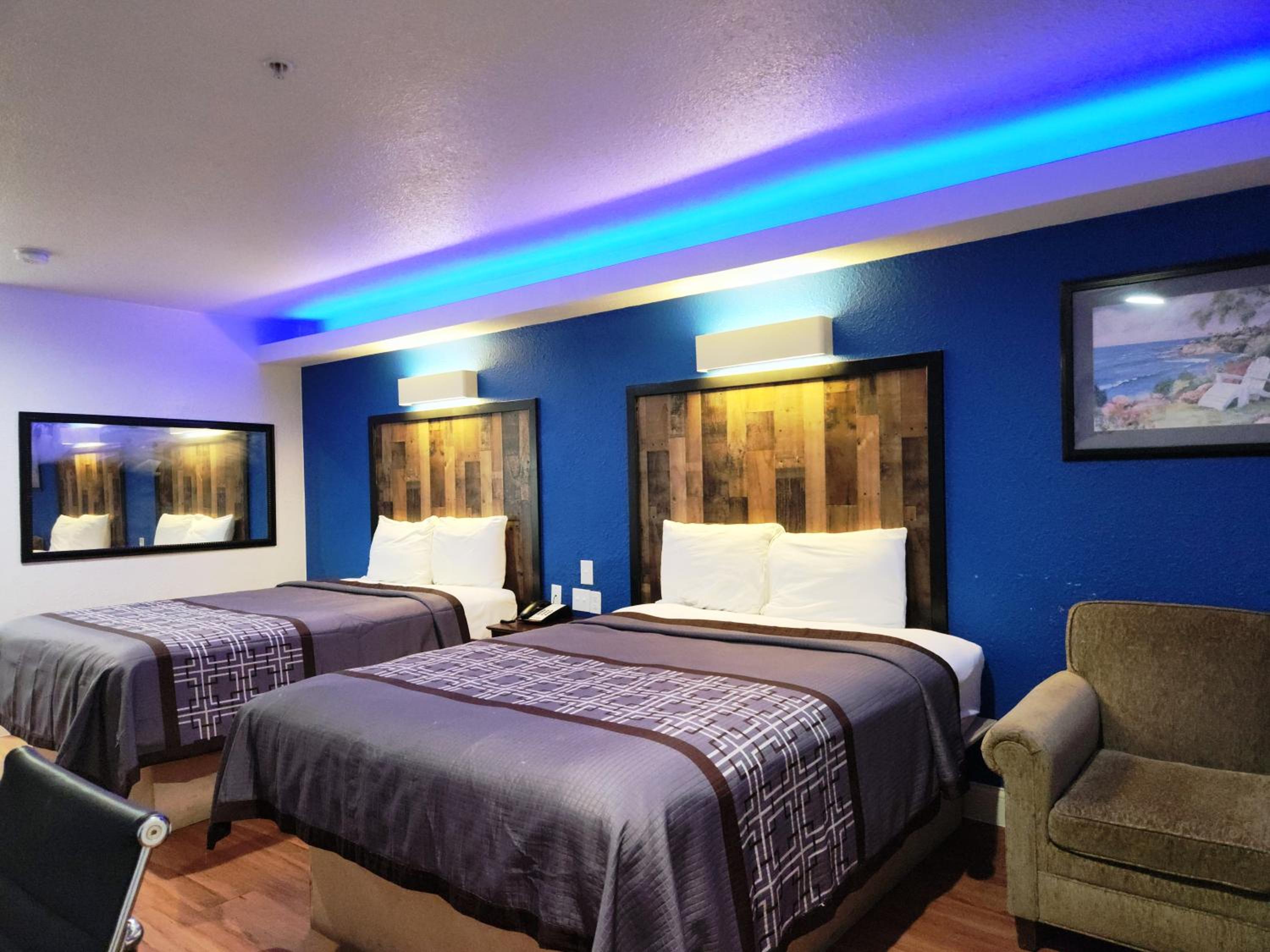 Deluxe Queen Room - Photo 9