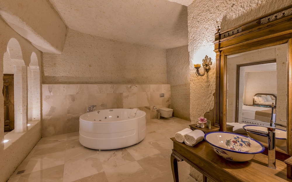 Honeymoon Cave Suites photo 3