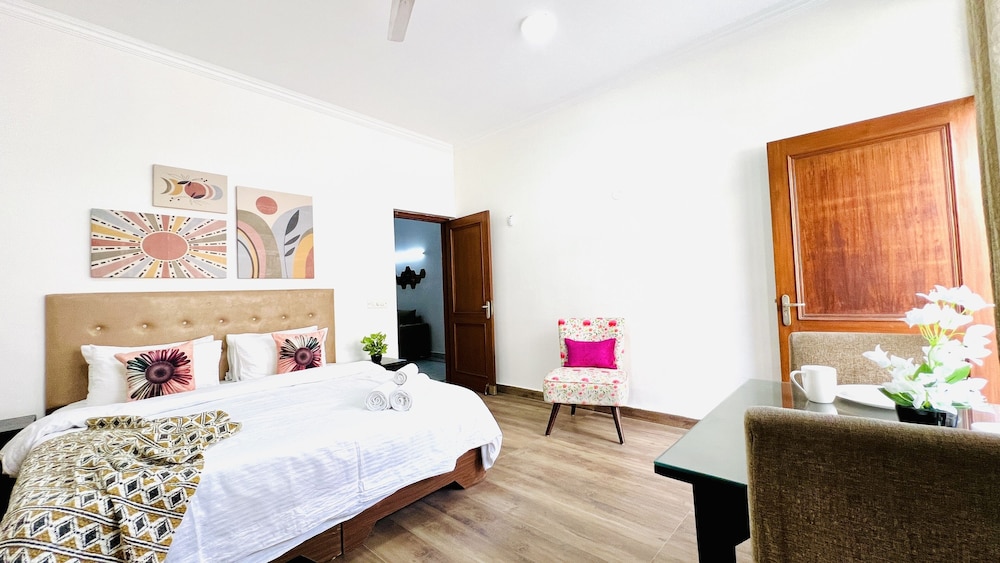 Superior Studio, 1 King Bed, Kitchen photo 1