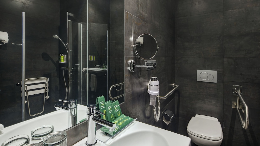 Classic Triple Room (with Double Bed) - Photo 8