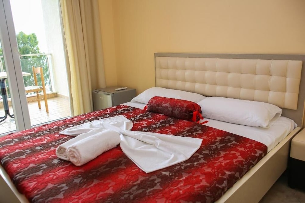 Double Room, Balcony, Partial Sea View photo 3