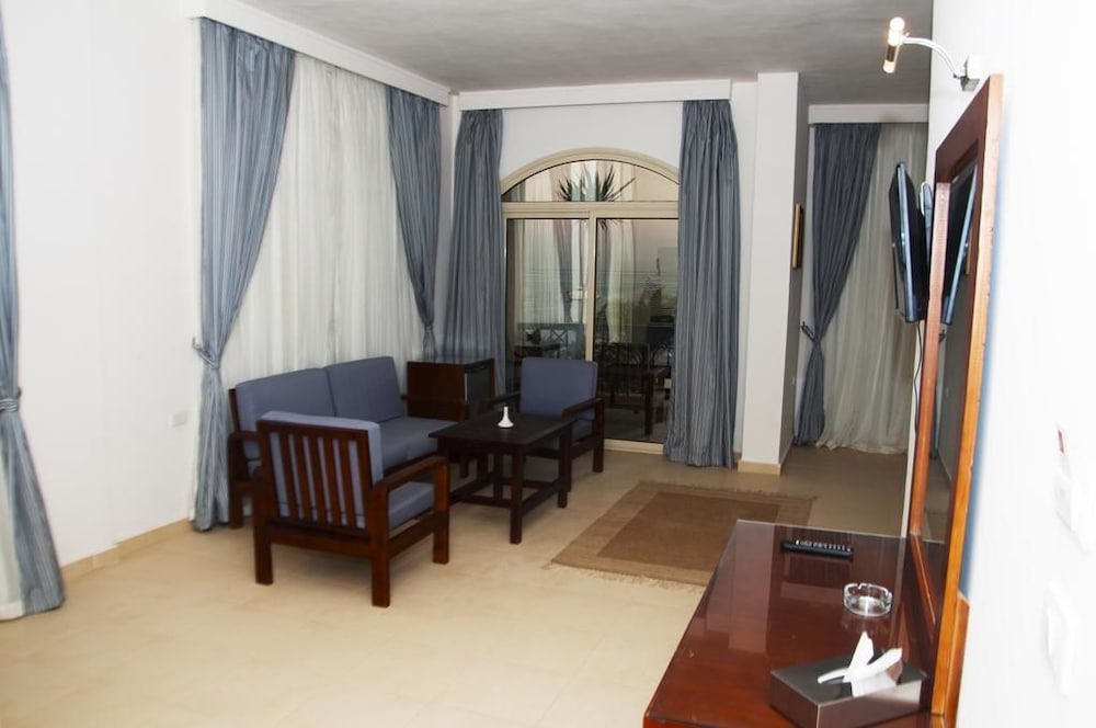 Family Room, 2 Bedrooms photo 3