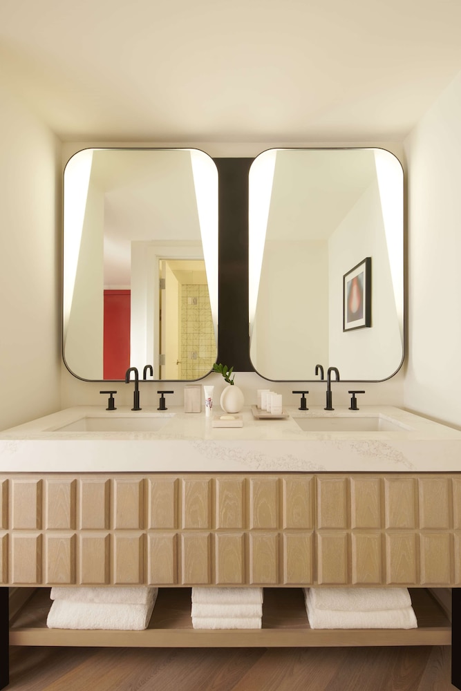 Room, 1 King Bed, Accessible (resort, Chamber, Roll-in Shower)