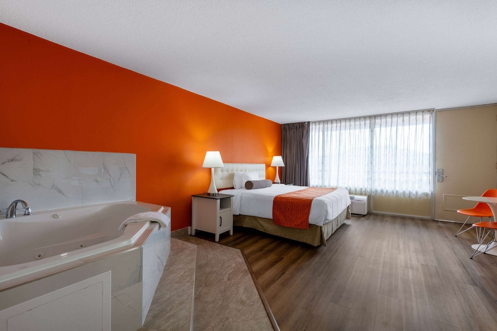 Suite, 1 King Bed, Non Smoking, Jetted Tub - Photo 1