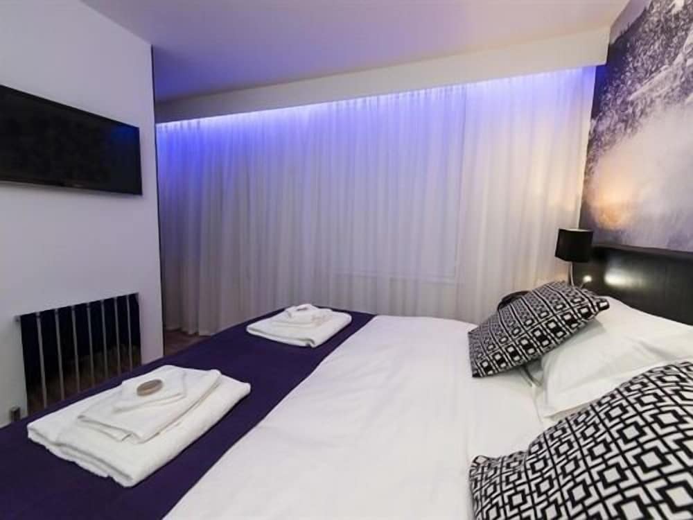 Double or Twin Room, Ensuite (with Shower) photo 2