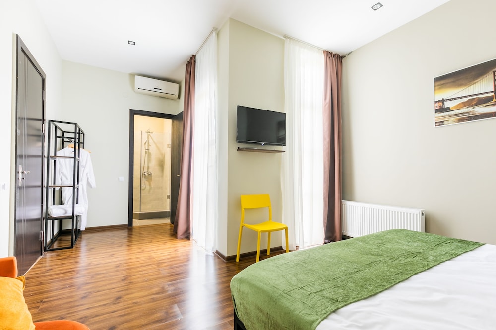 Deluxe Room, 1 King Bed photo 2