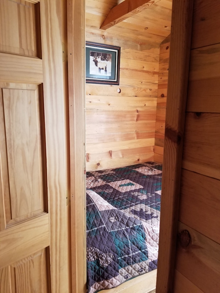Comfort Cabin, 2 Bedrooms, Kitchenette, Mountain View photo 1