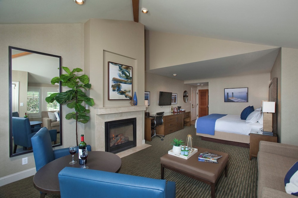 Deluxe Studio Suite, 1 King Bed with Sofa bed, Non Smoking, Harbor View photo 3