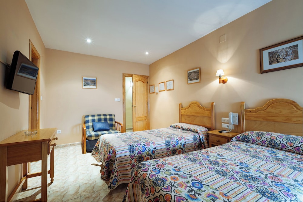 Standard Twin Room - Photo 1