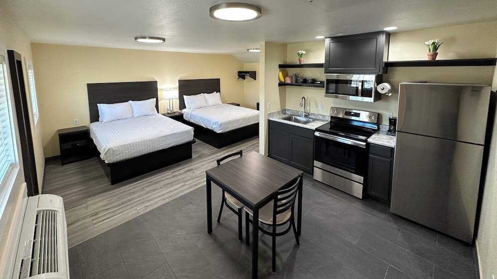 Superior Double Room, 2 Queen Beds, Kitchenette photo 1
