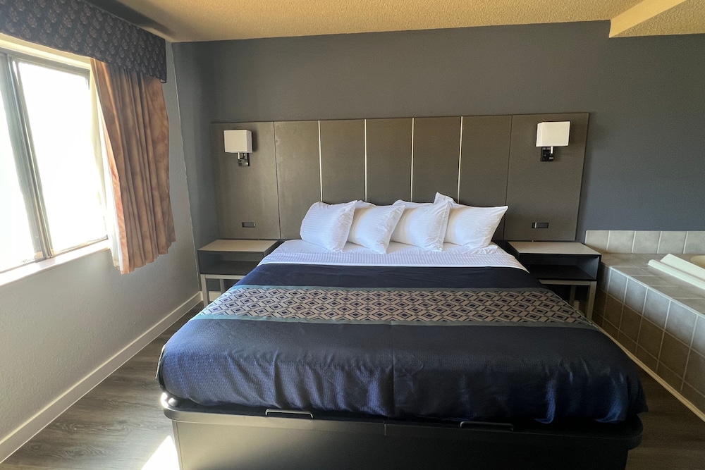 Luxury Room, 1 King Bed, Jacuzzi Non-Smoking