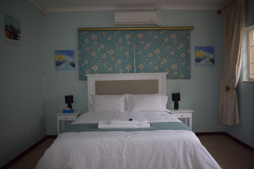 Family Studio Suite, 2 Queen Beds, 2 Bathrooms, Garden View photo 2