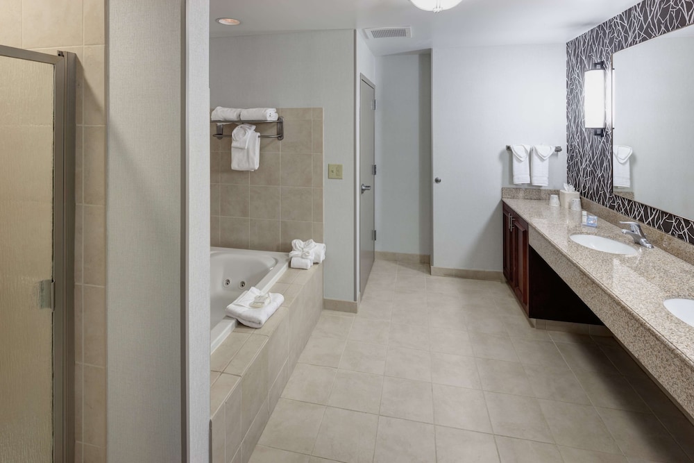 Suite - Photo 10