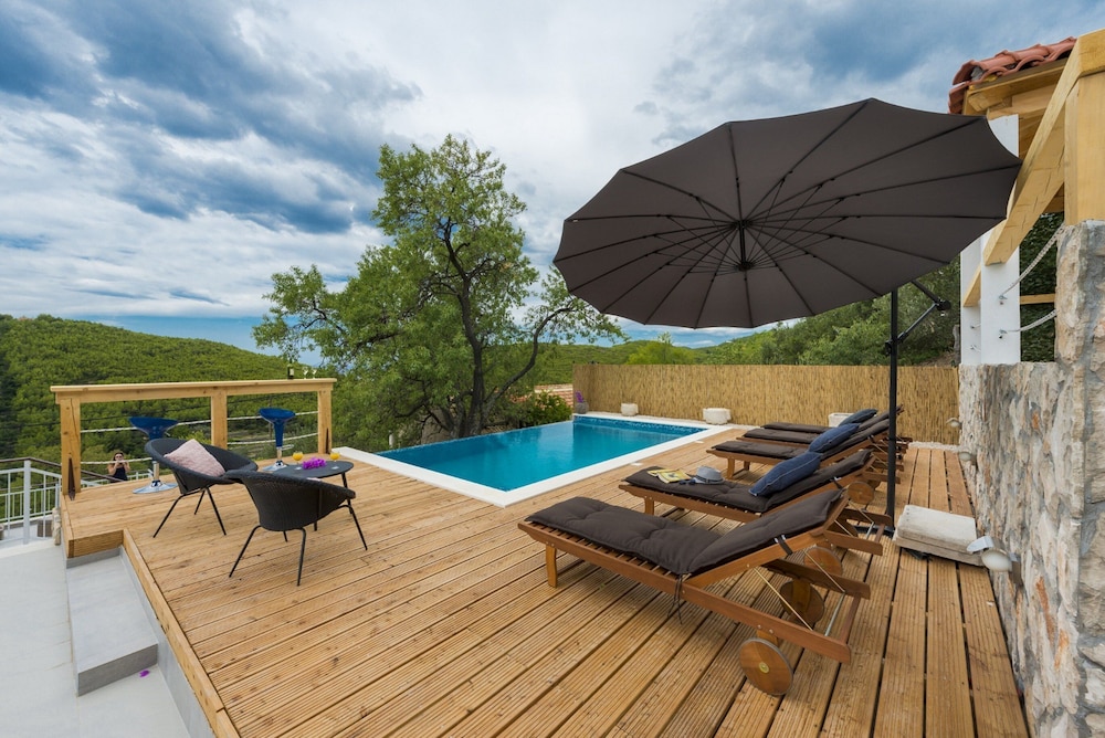Villa (Four Bedroom Villa with Swimming Pool)