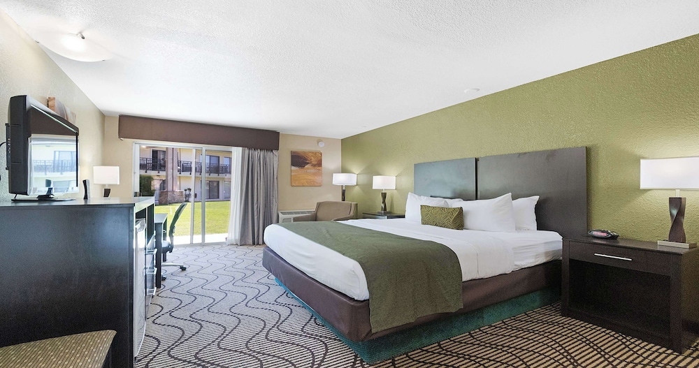 Deluxe Room, 1 King Bed, Non Smoking, Jetted Tub - Photo 1