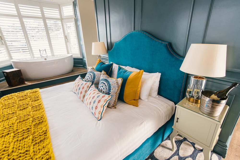 Luxury Suite, 1 King Bed, Balcony, Harbor View photo 2