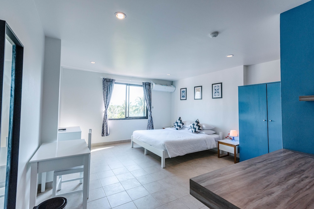 Deluxe Room, 1 King Bed, Pool View (Studio Pool View King) photo 2