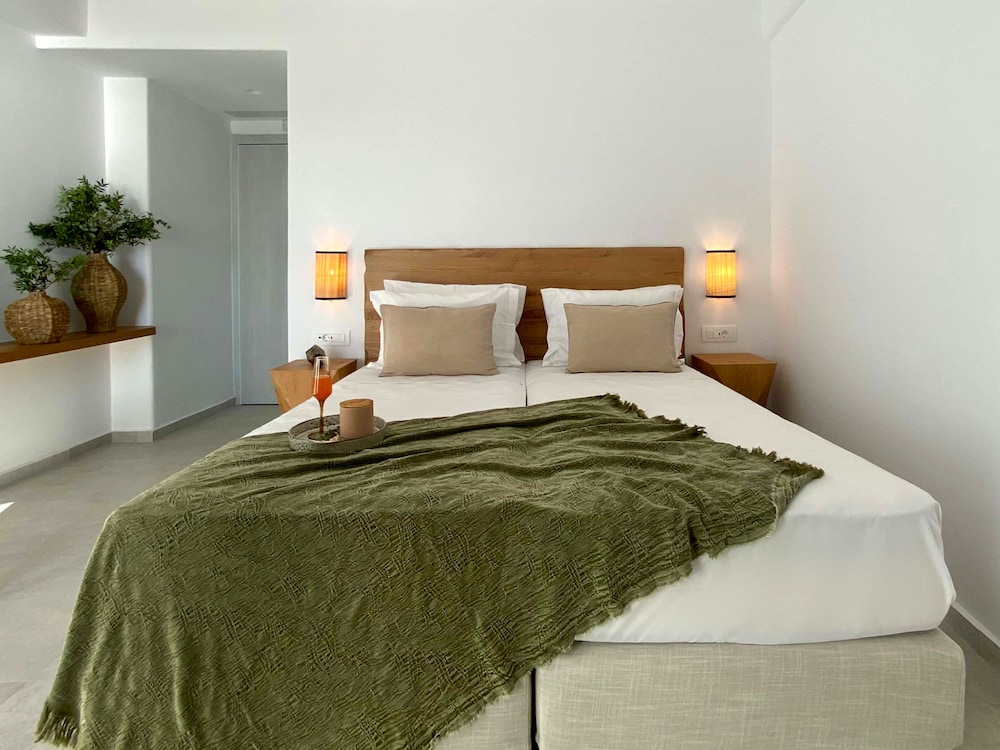 Suite With Outdoor Hot Tub and Sea View