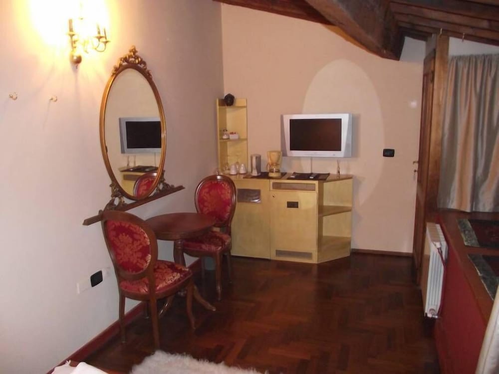 Double Room (Red Suite) photo 2