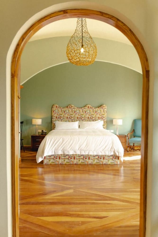 Granada Suite, 1 King Bed, Valley View