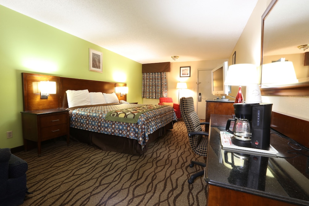 Standard Room, 1 King Bed, Smoking photo 1