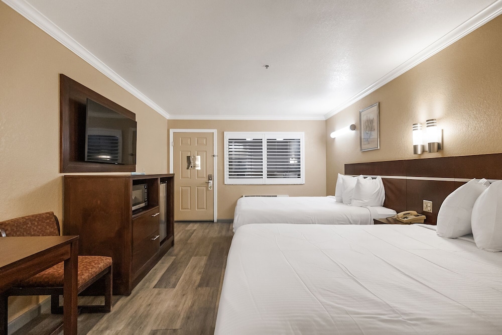Standard Room, 2 Queen Beds, Non Smoking - Photo 3