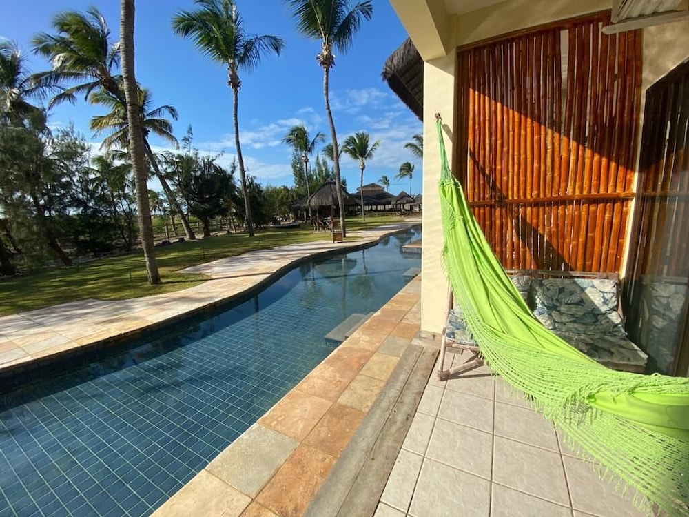 Luxo Poolside photo 2