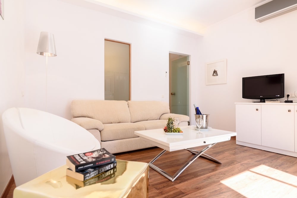 Suite - Photo 1