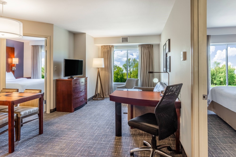 Suite, 2 Bedrooms (Mobility/Hearing Access, Roll-In Shwr)