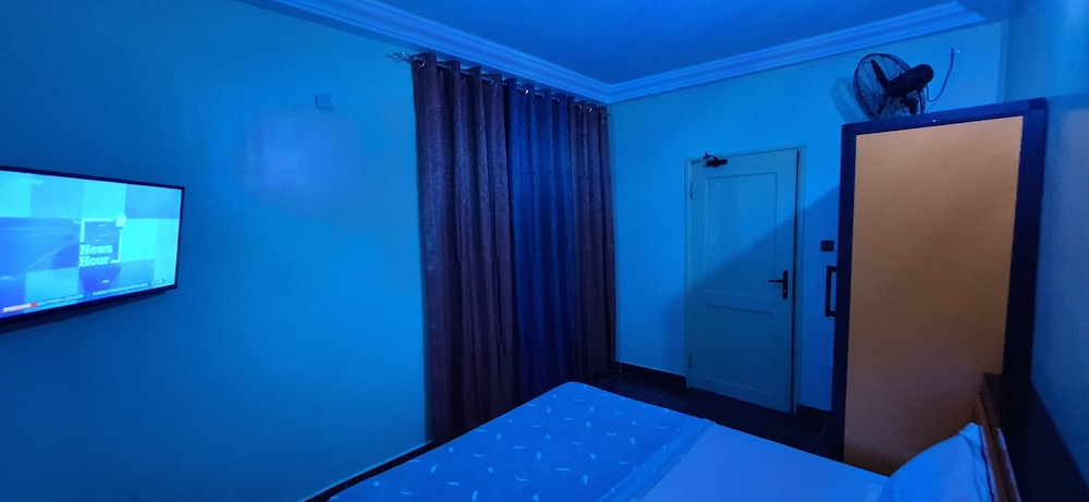 Economy Room, 1 Queen Bed photo 3