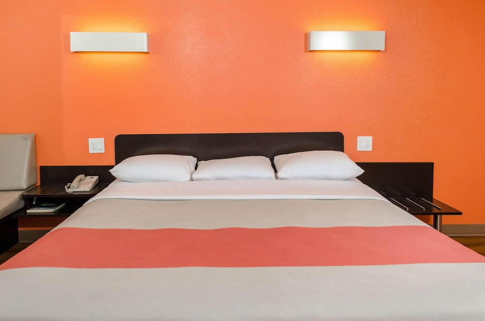 Standard Room, 1 King Bed, Non Smoking - Photo 1