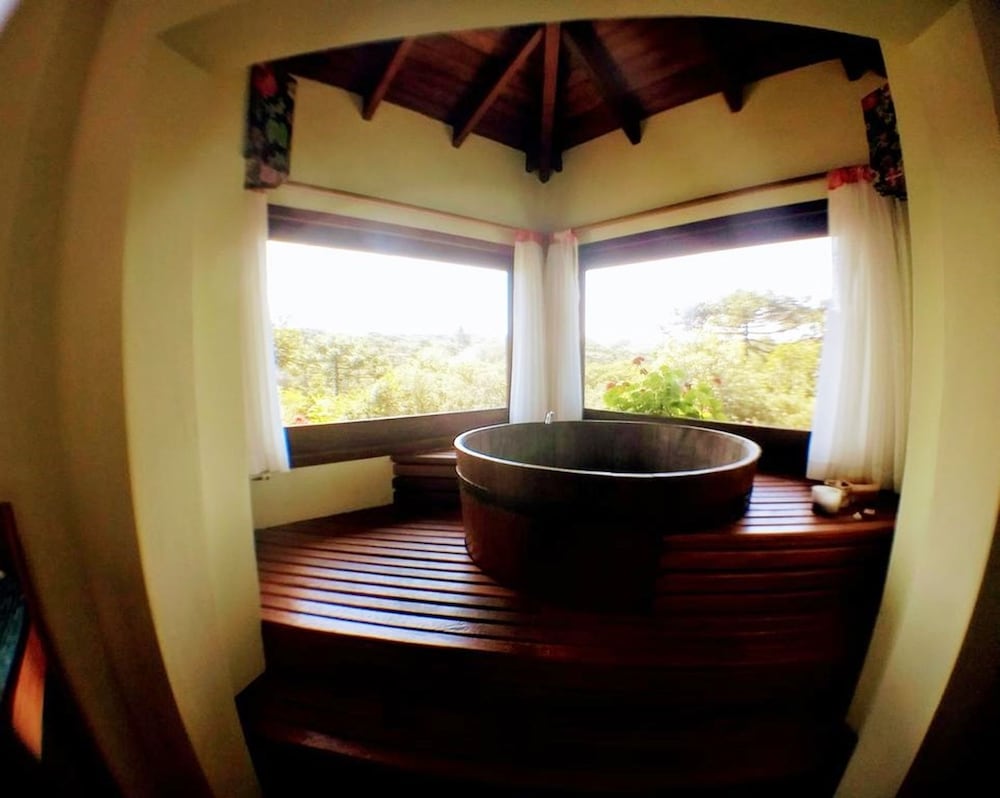 Deluxe Suite, 1 Double Bed, Bathtub photo 2