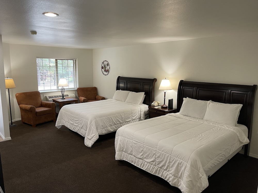 Standard Room, 2 Queen Beds photo 2