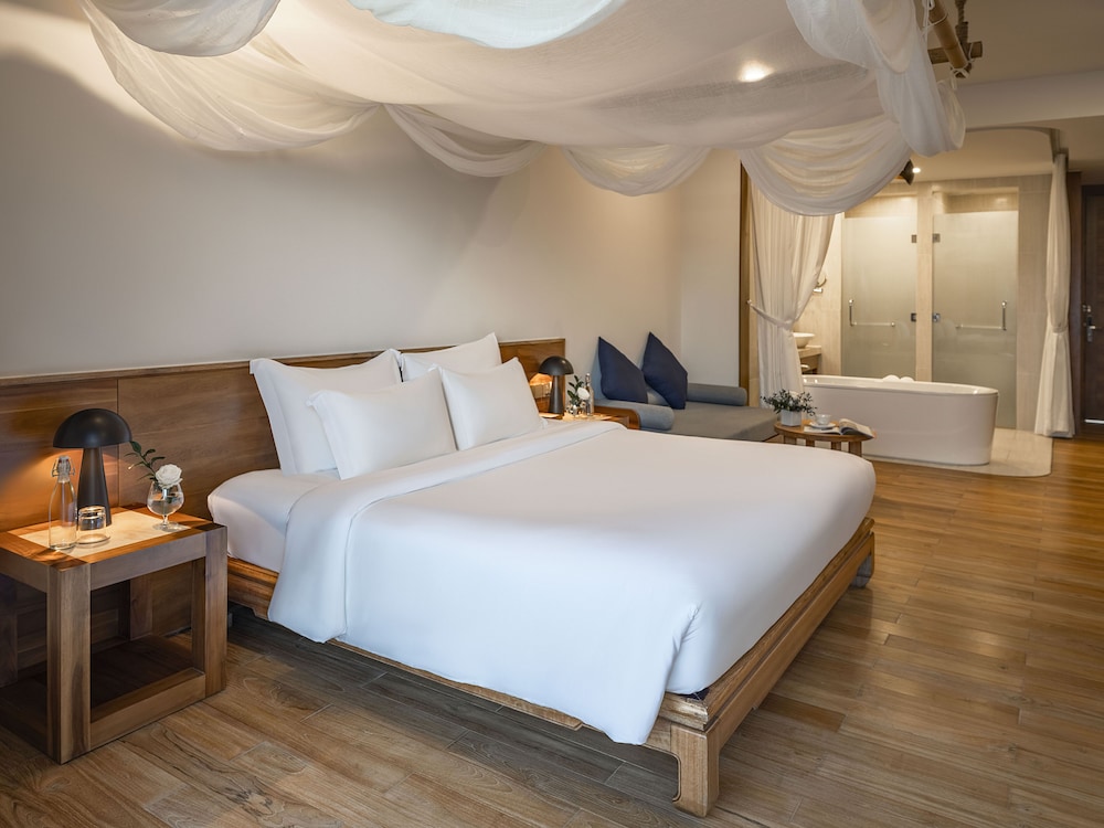 Gardenview Deluxe with King Bed photo 2