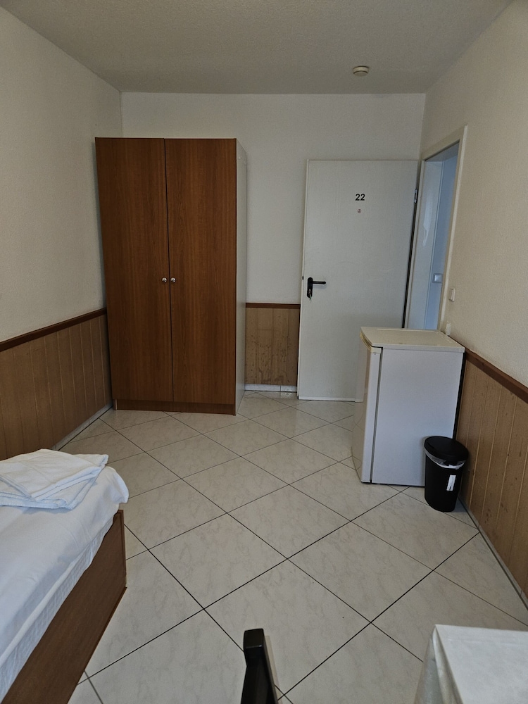 Basic Single Room, Shared Bathroom, Courtyard View (Budget Einzelzimmer) photo 2