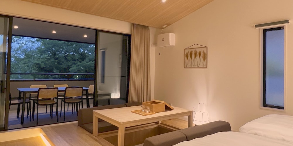 2 Double Beds + 2 Single Bed / 6 people capacity, Non Smoking
